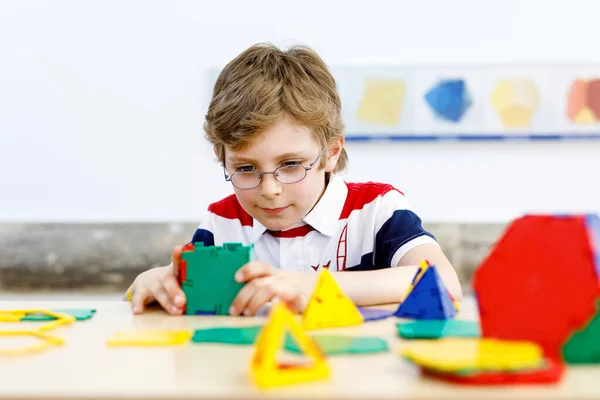 Ragazzino Con Gli Occhiali Che Gioca Con Kit Elementi Plastica — Foto Stock