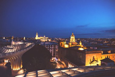 Metropol Şemsiyesi 'nden Seville Manzarası. Setas de Sevilla Seville şehri, Endülüs, İspanya 'nın geceleri en iyi manzarası