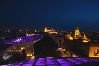 Metropol Şemsiyesi 'nden Seville Manzarası. Setas de Sevilla Seville şehri, Endülüs, İspanya 'nın geceleri en iyi manzarası