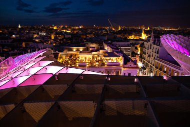 Metropol Şemsiyesi 'nden Seville Manzarası. Setas de Sevilla Seville şehri, Endülüs, İspanya 'nın geceleri en iyi manzarası