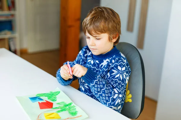 Ragazzino Che Fiori Tulipano Origami Carta Una Cartolina Festa Della — Foto Stock