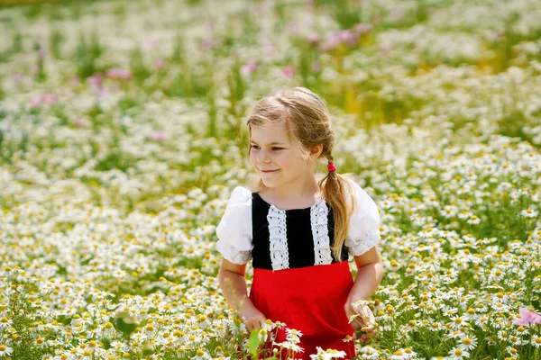 Маленькая Дошкольница Цветочном Поле Милый Счастливый Ребенок Красном Платье Капота — стоковое фото