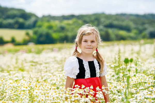 Kleines Vorschulmädchen Gänseblümchen Blumenfeld Nettes Fröhliches Kind Rotkäppchen Kleid Spielt — Stockfoto