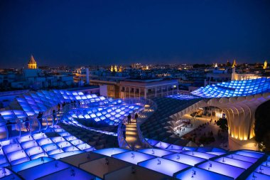 Metropol Şemsiyesi 'nden Seville Manzarası. Setas de Sevilla Seville şehri, Endülüs, İspanya 'nın geceleri en iyi manzarası