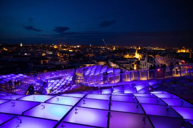 Metropol Şemsiyesi 'nden Seville Manzarası. Setas de Sevilla Seville şehri, Endülüs, İspanya 'nın geceleri en iyi manzarası