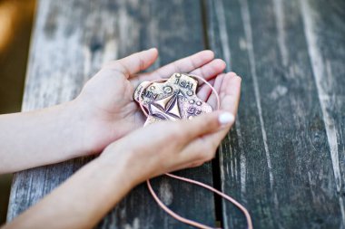 Kutsal onay ya da bildiri için elinde haç tutan kızın elleri