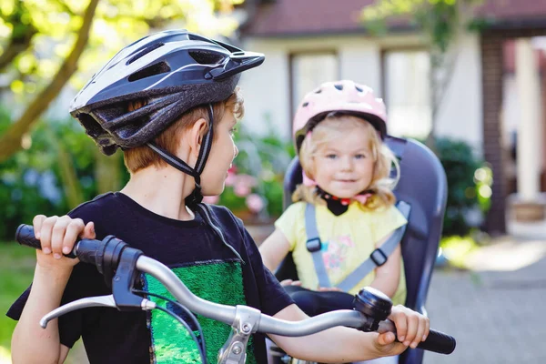 Retrato Menina Criança Com Capacete Segurança Sentado Assento Bicicleta Irmão — Fotografia de Stock