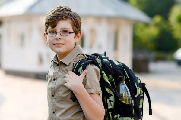 Rapaz Feliz Com Óculos Mochila Mochila Schoolkid Caminho Para Escola — Fotografia de Stock
