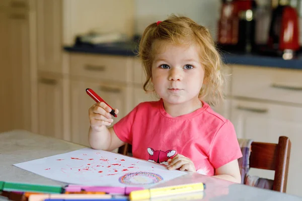 可爱的幼儿小女孩在家里用彩色铅笔画画 可敬的健康快乐的孩子通过使用毛笔学习绘画 活跃的孩子在室内或托儿所里玩得开心 — 图库照片