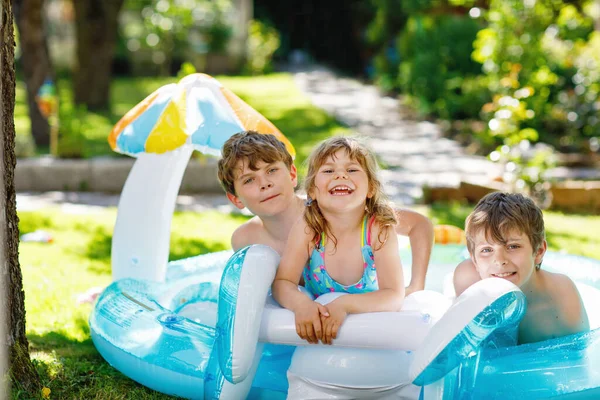Drie Kinderen Twee Jongens Peuter Meisje Spetteren Een Buitenzwembad Zomer — Stockfoto