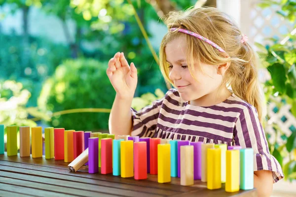 Kleine Kleuter Die Bordspel Speelt Met Kleurrijke Stenen Domino Gelukkig — Stockfoto