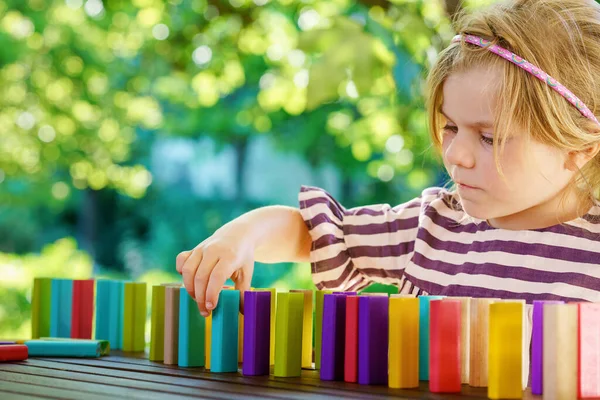 Kleine Kleuter Die Bordspel Speelt Met Kleurrijke Stenen Domino Gelukkig — Stockfoto