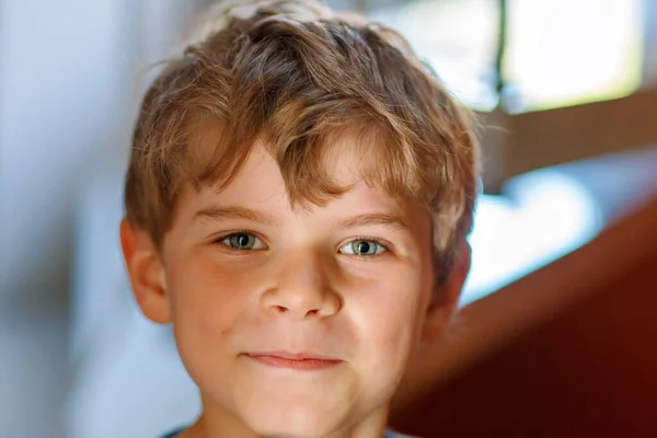 Portrait Jeune Garçon Souriant Heureux Intérieur Petit Enfant Âge Préscolaire — Photo