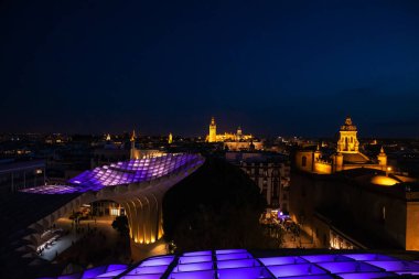 Metropol Şemsiyesi 'nden Seville Manzarası. Setas de Sevilla Seville şehri, Endülüs, İspanya 'nın geceleri en iyi manzarası
