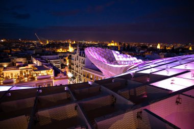 Metropol Şemsiyesi 'nden Seville Manzarası. Setas de Sevilla Seville şehri, Endülüs, İspanya 'nın geceleri en iyi manzarası