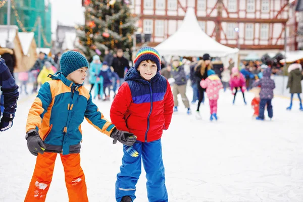 Twee Gelukkige Kinderen Jongens Kleurrijke Warme Kleding Schaatsen Een Ijsbaan — Stockfoto