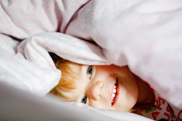 Pequeña Niña Divirtiéndose Cama Después Despertarse Niño Sano Salta Juega — Foto de Stock