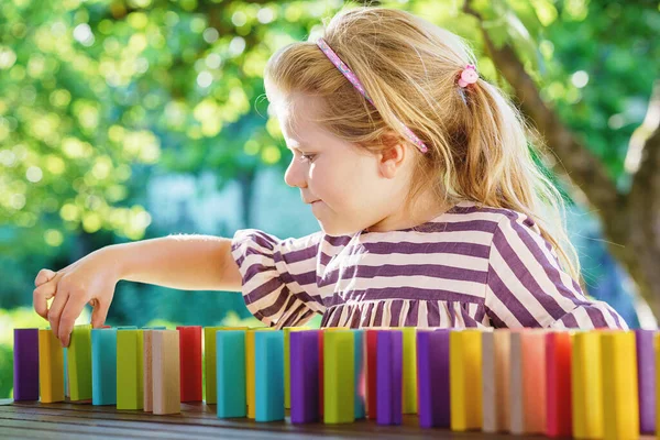 Kleine Kleuter Die Bordspel Speelt Met Kleurrijke Stenen Domino Gelukkig — Stockfoto