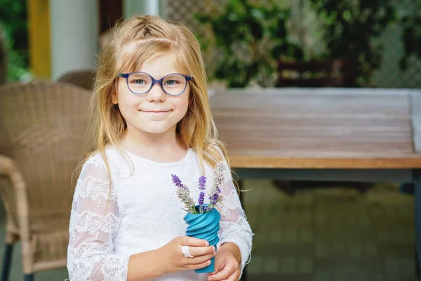 Little Preschool Girl Flower Lavender Bouquet Home Happy Child Holding — Fotografia de Stock