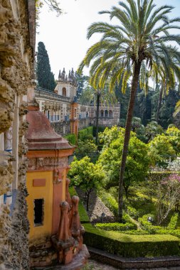 Endülüs 'te yaz mevsiminde Alcazar Seville Sarayı' nın içindeki güzel resmi halk bahçesi.