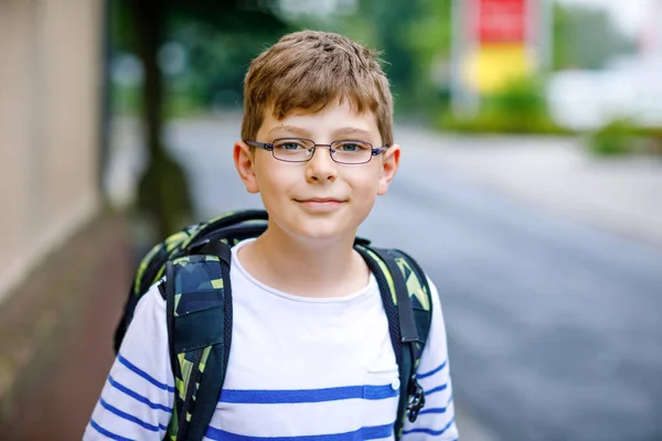 快乐的小男孩 带着背包和眼镜 小学生在去初中或高中的路上戴眼镜 在学校院子里兴奋的孩子 回学校去 — 图库照片