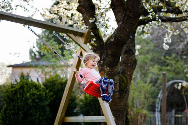 Gelukkig Mooi Klein Peutermeisje Dat Plezier Heeft Schommel Binnentuin Schattig — Stockfoto