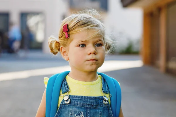 彼女の最初の日にかわいいかわいい幼児の女の子は学校に行く 保育園や幼稚園まで歩く健康な美しい赤ちゃん 街の通りのバックパックを持つ幸せな子供 — ストック写真