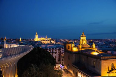 Metropol Şemsiyesi 'nden Seville Manzarası. Setas de Sevilla Seville şehri, Endülüs, İspanya 'nın geceleri en iyi manzarası