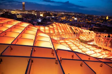 Metropol Şemsiyesi 'nden Seville Manzarası. Setas de Sevilla Seville şehri, Endülüs, İspanya 'nın geceleri en iyi manzarası