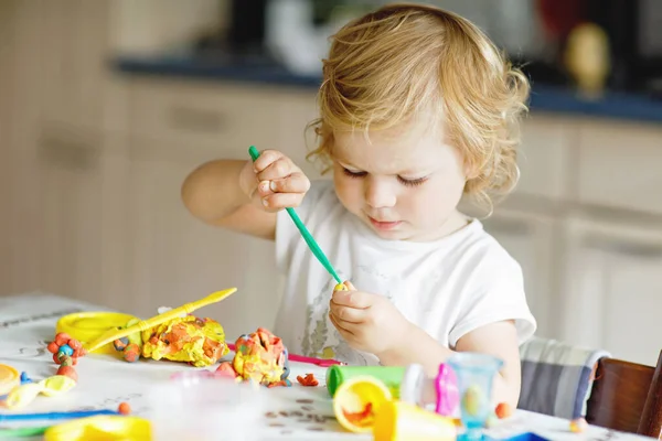 Adorável Linda Menina Criança Com Argila Colorida Bebê Saudável Brincando — Fotografia de Stock