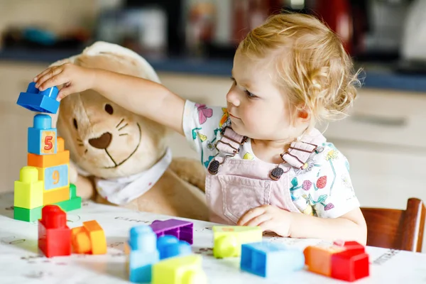 Menina Criança Adorável Com Coelho Pelúcia Favorito Brincando Com Brinquedos — Fotografia de Stock