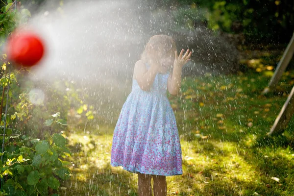 Happy Little Girl Playing Garden Hose Hot Sunny Summer Evening — Foto Stock