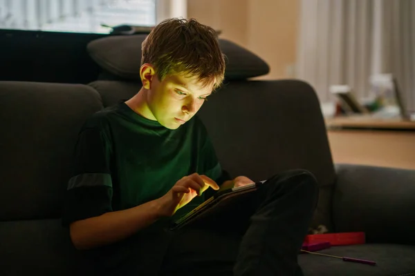 Adolescente Usando Tableta Digital Mientras Está Sentado Sofá Casa —  Fotos de Stock