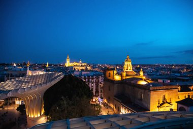 Metropol Şemsiyesi 'nden Seville Manzarası. Setas de Sevilla Seville şehri, Endülüs, İspanya 'nın geceleri en iyi manzarası