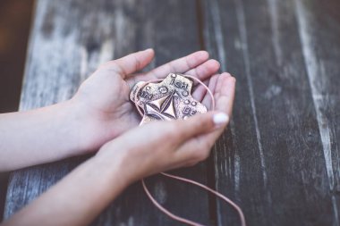 Kutsal onay ya da bildiri için elinde haç tutan kızın elleri