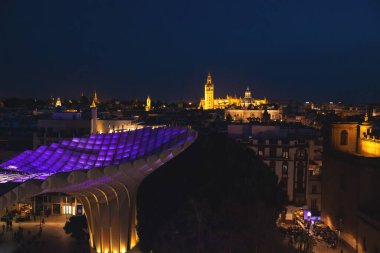 Metropol Şemsiyesi 'nden Seville Manzarası. Setas de Sevilla Seville şehri, Endülüs, İspanya 'nın geceleri en iyi manzarası