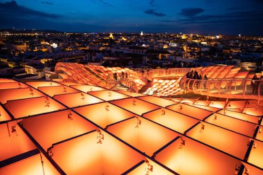 Metropol Şemsiyesi 'nden Seville Manzarası. Setas de Sevilla Seville şehri, Endülüs, İspanya 'nın geceleri en iyi manzarası