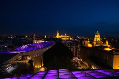 Metropol Şemsiyesi 'nden Seville Manzarası. Setas de Sevilla Seville şehri, Endülüs, İspanya 'nın geceleri en iyi manzarası