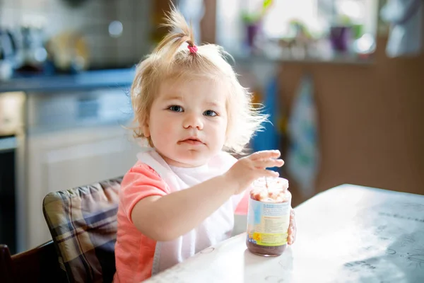 Schattig Babymeisje Eten Van Lepel Groenten Fruit Ingeblikt Voedsel Kind — Stockfoto