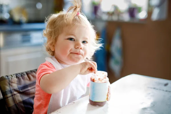 Schattig Babymeisje Eten Van Lepel Groenten Fruit Ingeblikt Voedsel Kind — Stockfoto