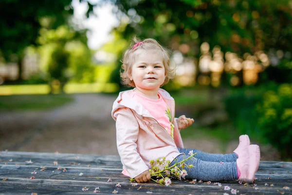 Söt Bedårande Barn Girl Spelar Med Blommande Kastanj Blommor Lilla — Stockfoto