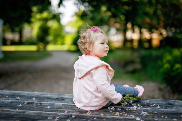 Söt Bedårande Barn Girl Spelar Med Blommande Kastanj Blommor Lilla — Stockfoto