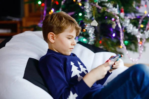 Söt Liten Blond Kid Pojke Leker Med Ett Spel Gadget — Stockfoto