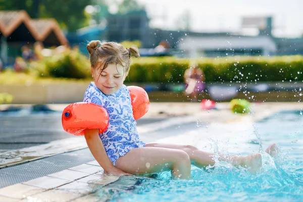 Malá Školačka Ochrannými Plavkami Hrající Západu Slunce Venkovním Bazénu Dítě — Stock fotografie