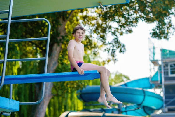 Ragazzo Adolescente Attivo Che Salta Una Piscina All Aperto Dal — Foto Stock