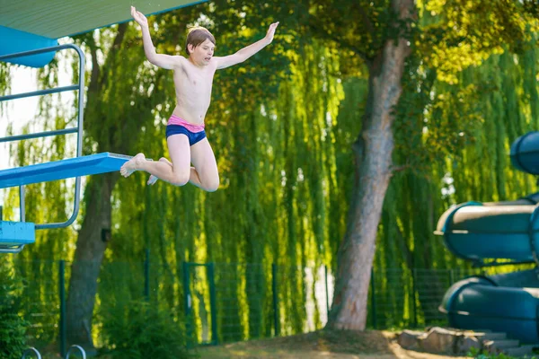 Aktivní Teenager Chlapec Skákání Venkovního Bazénu Jarní Desky Nebo Metrů — Stock fotografie