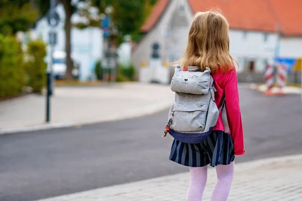 可爱的学龄前小女孩在上学的路上健康快乐的孩子步行去幼儿园和幼儿园 在城市街道上 在户外 背着背包微笑的孩子 回学校去 — 图库照片