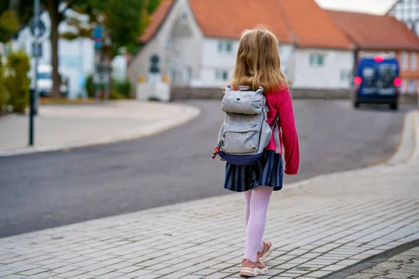 Roztomilá Malá Školačka Cestě Školy Zdravé Šťastné Dítě Chodí Školky — Stock fotografie