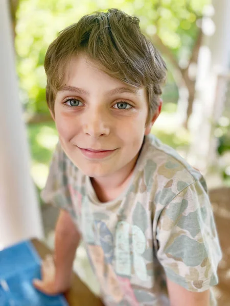 Retrato Niño Preadolescente Hermosa Niña Feliz Mirando Cámara Colegial Sonriendo —  Fotos de Stock