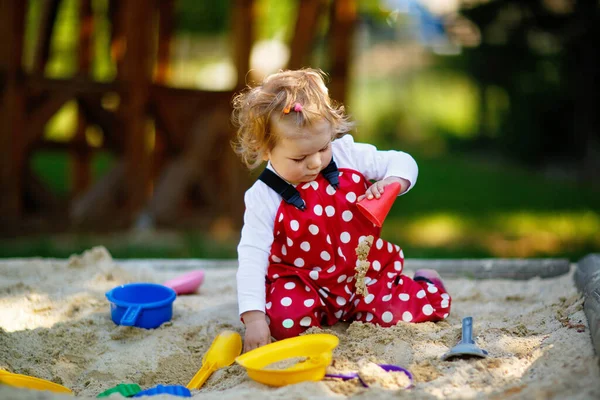 Söt Liten Flicka Leker Sand Utomhus Lekplats Vacker Baby Röda — Stockfoto